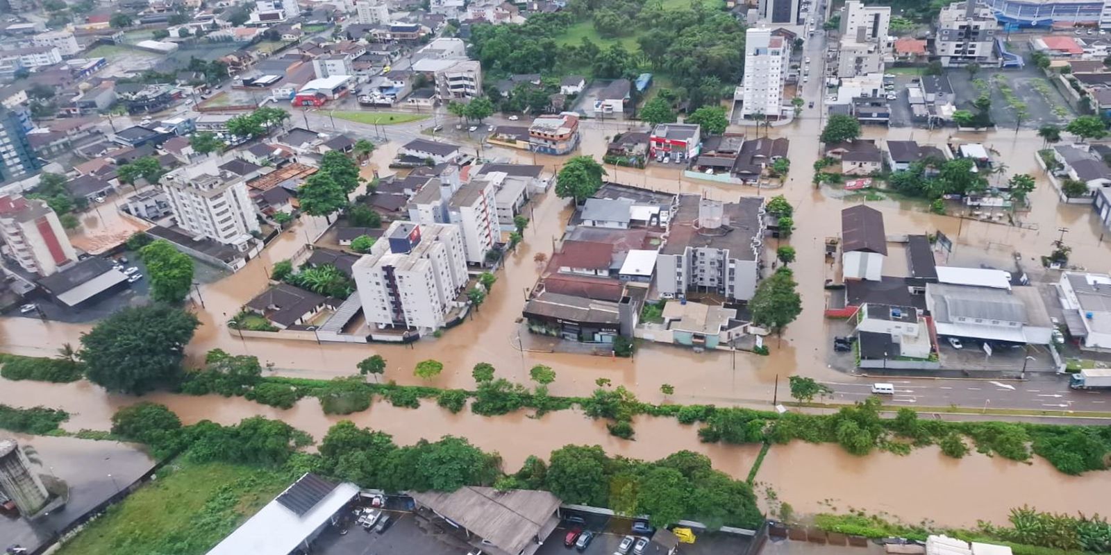 Frente fria oscila sobre SC e traz risco de temporais e enxurradas